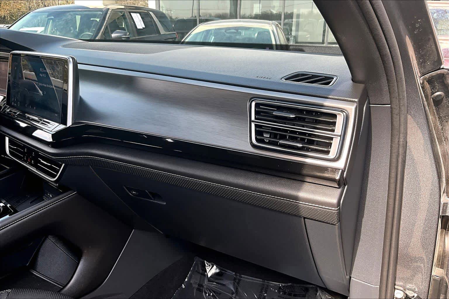 Used 2025 Volkswagen Atlas Cross Sport SE AWD/4WD image 18