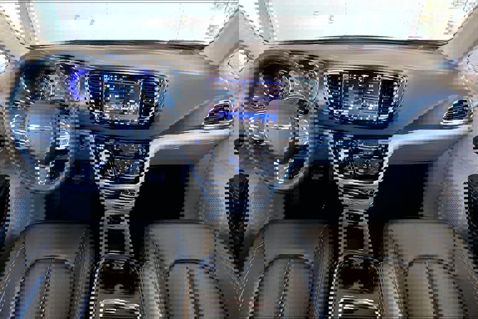 Used 2023 Chrysler Pacifica Touring-L FWD image 16