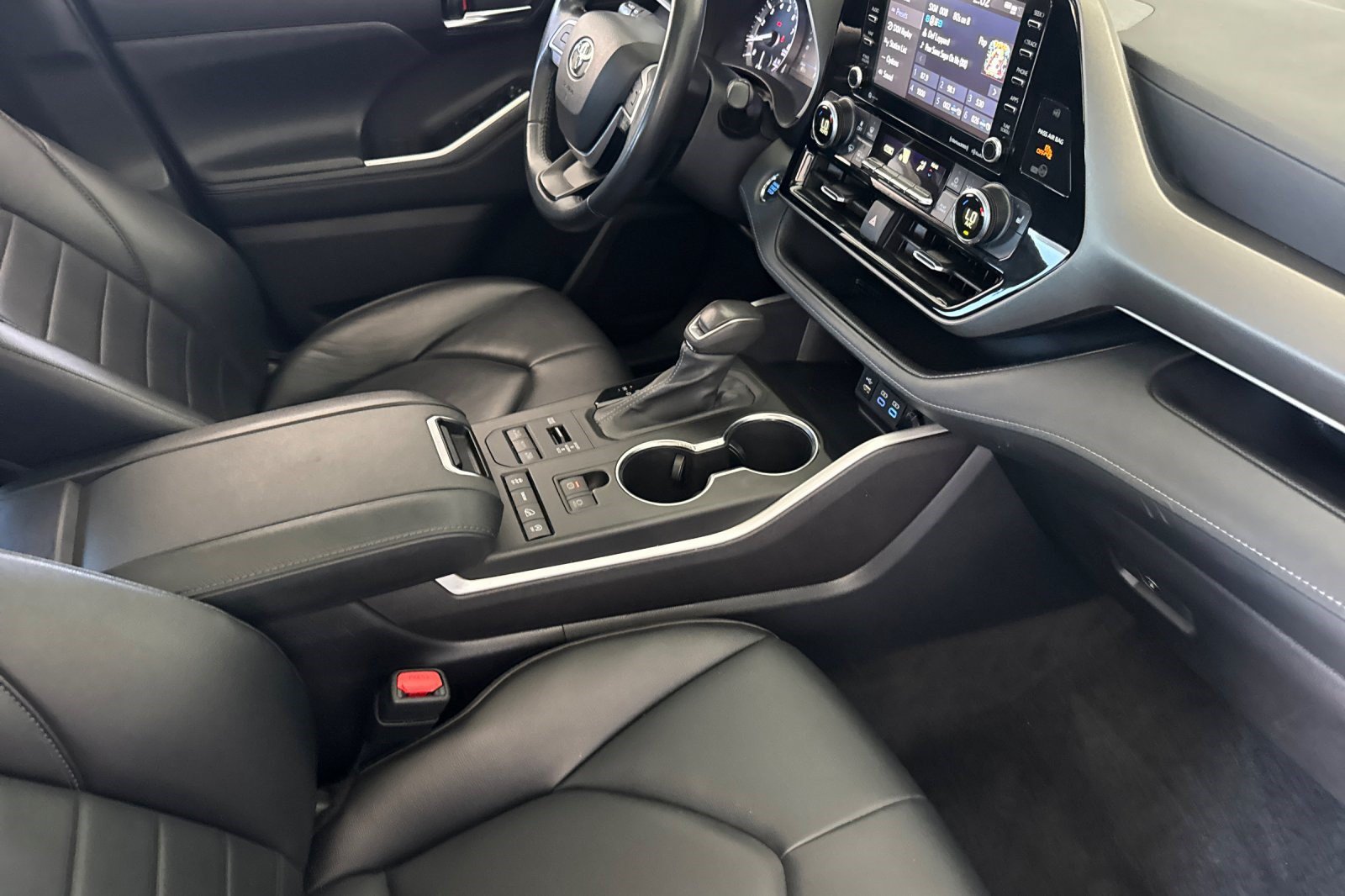 Used 2022 Toyota Highlander XLE AWD/4WD image 29