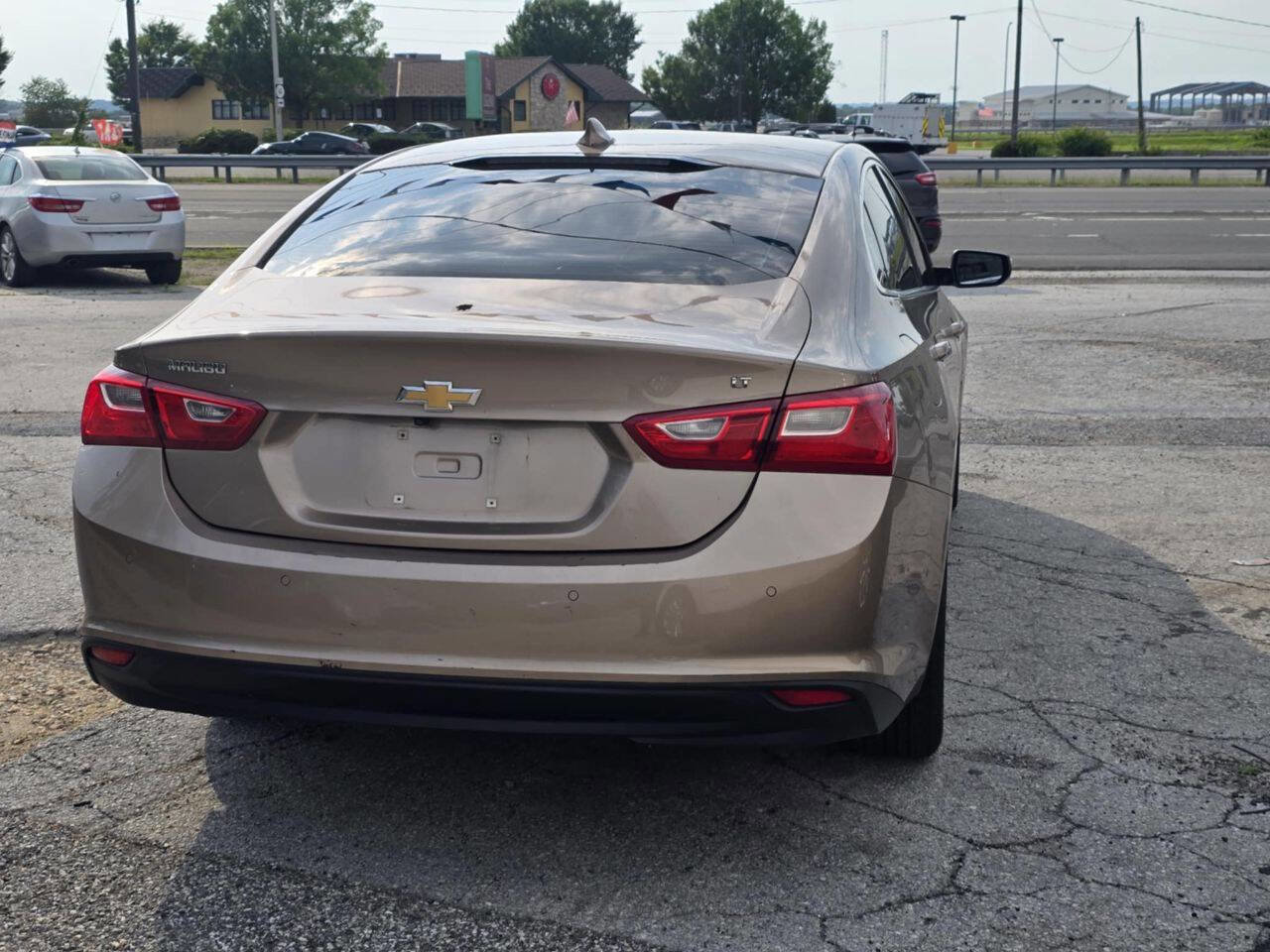 Used 2018 Chevrolet Malibu LT w/ Driver Confidence Package image 4