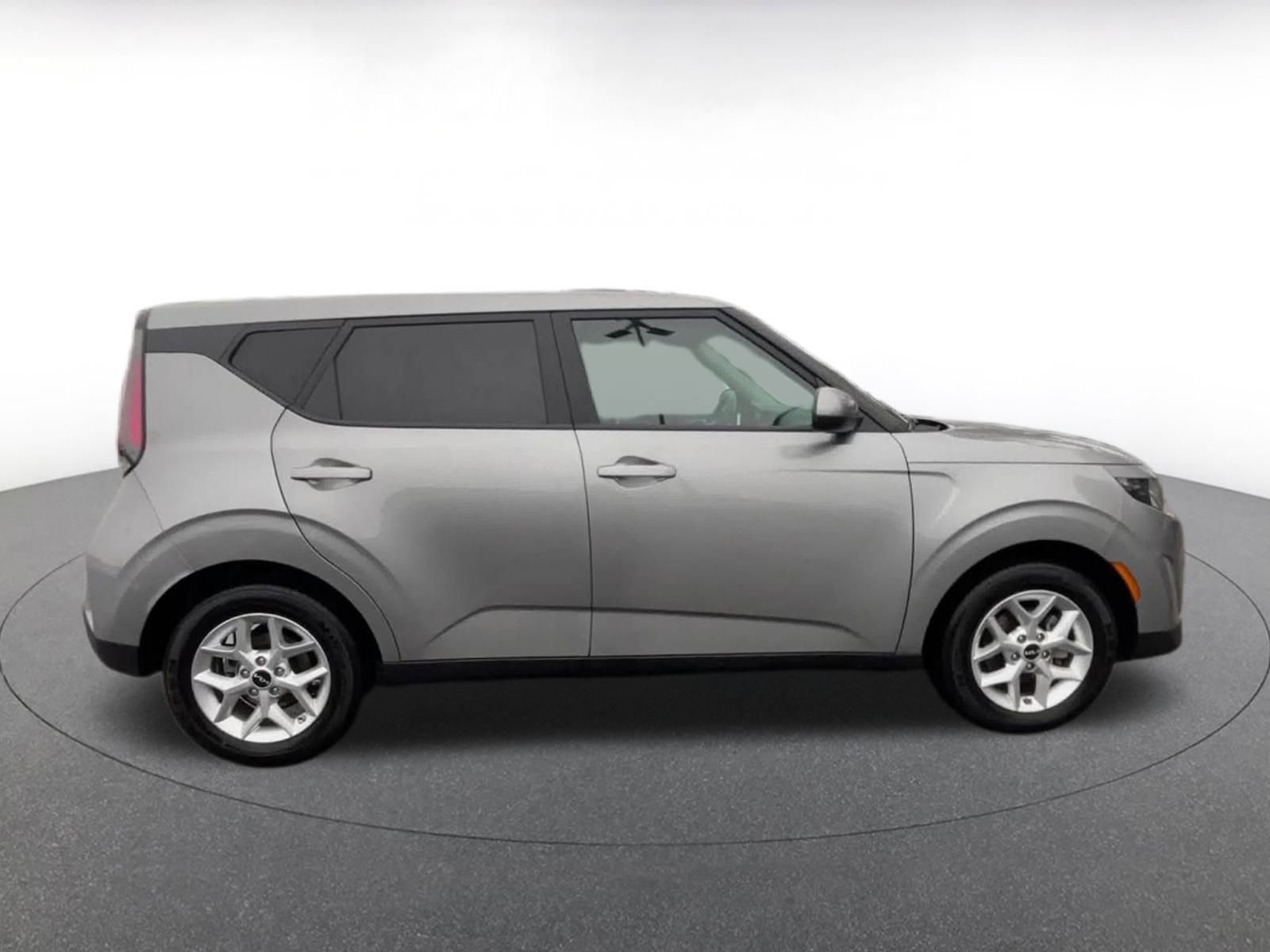 Used 2025 Kia Soul LX w/ LX Technology Package FWD image 16