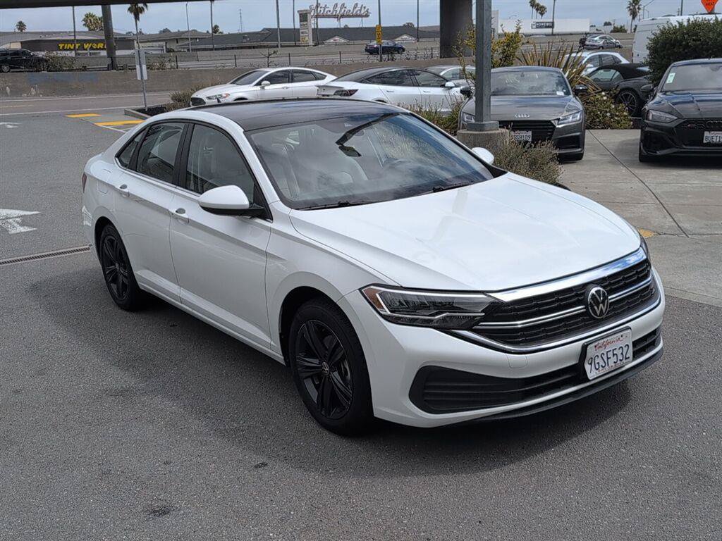 Used 2023 Volkswagen Jetta SE w/ Panoramic Sunroof Package FWD image 4