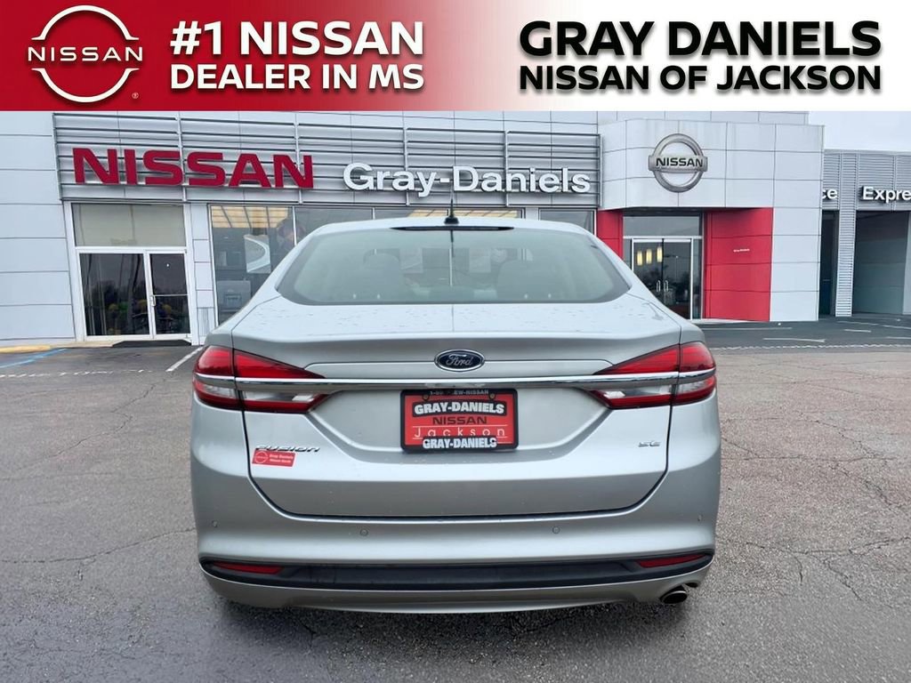 Used 2018 Ford Fusion SE w/ Fusion SE Technology Package FWD image 6