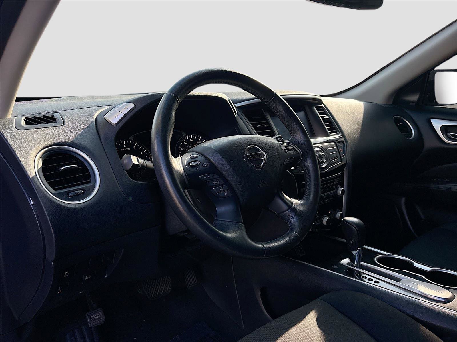 Used 2020 Nissan Pathfinder SV image 10