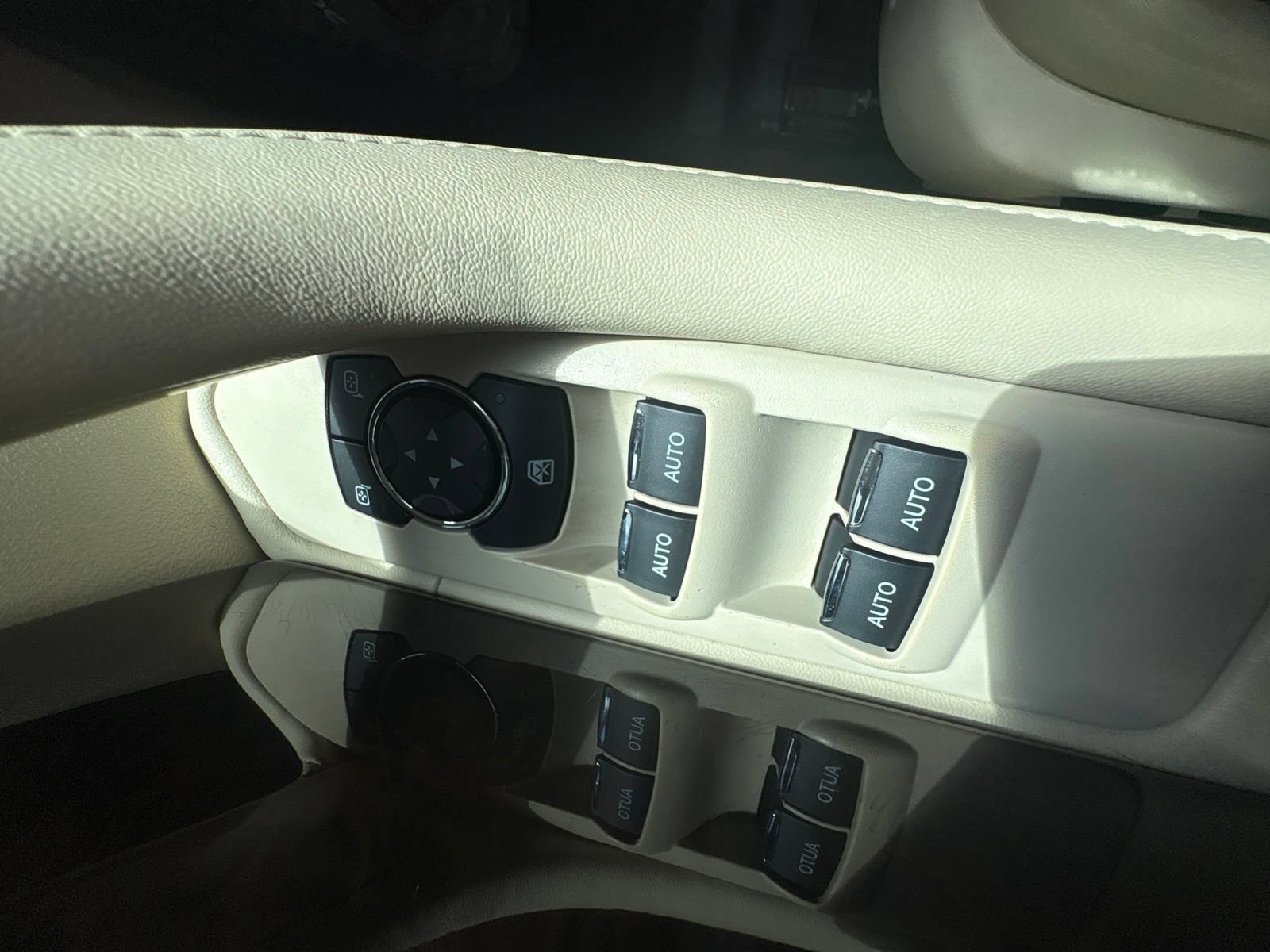 Used 2015 Lincoln MKS w/ Equipment Group 101A FWD image 21