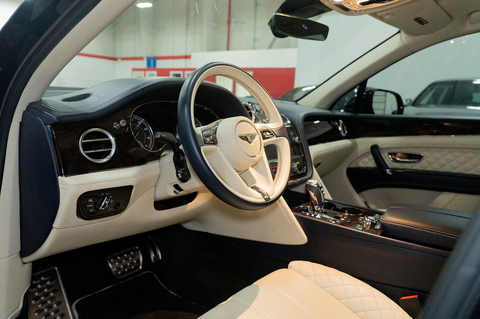 Used 2020 Bentley Bentayga V8 image 20
