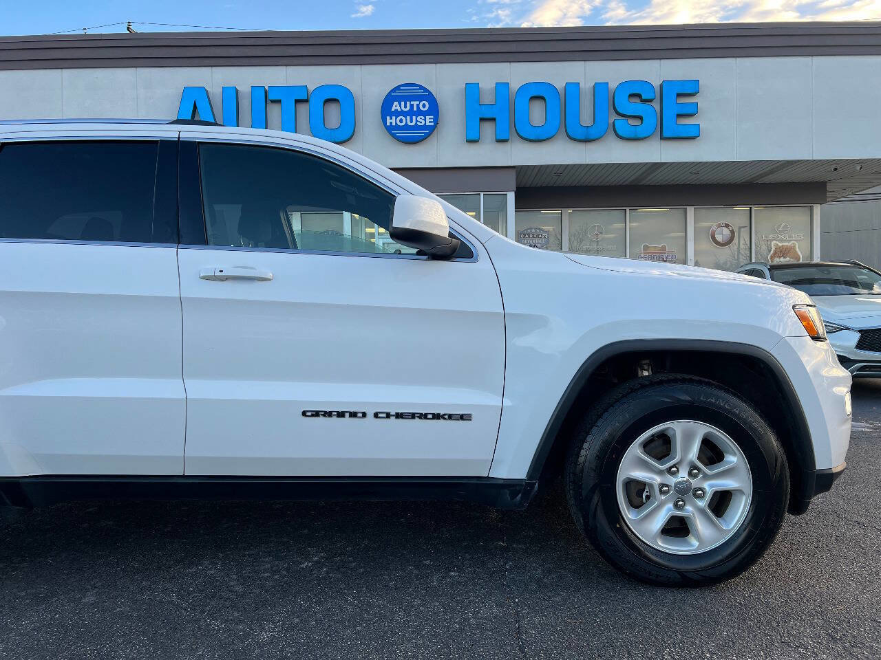 Used 2017 Jeep Grand Cherokee Laredo w/ Quick Order Package 23E AWD/4WD image 36
