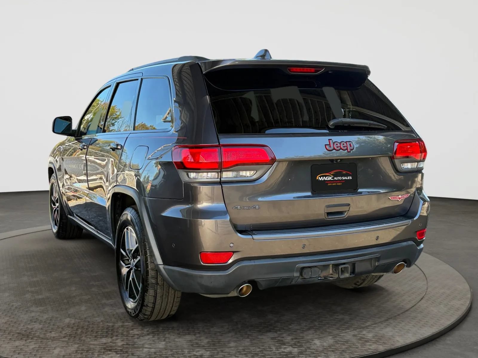 Used 2017 Jeep Grand Cherokee Trailhawk w/ Trailhawk Luxury Group AWD/4WD image 8
