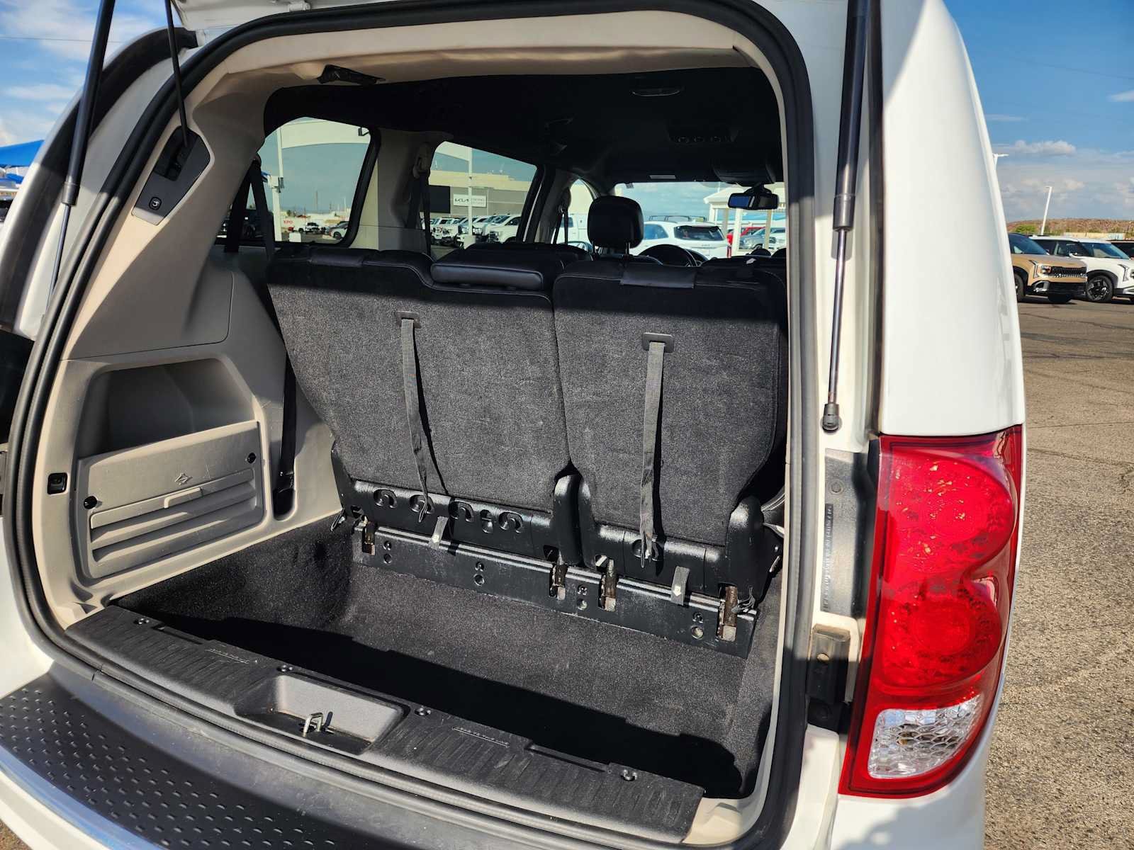 Used 2020 Dodge Grand Caravan SXT FWD image 15