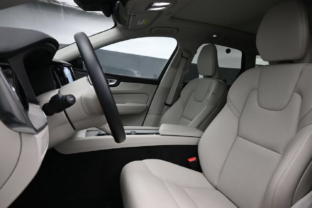 Used 2024 Volvo XC60 B5 Plus AWD/4WD image 10
