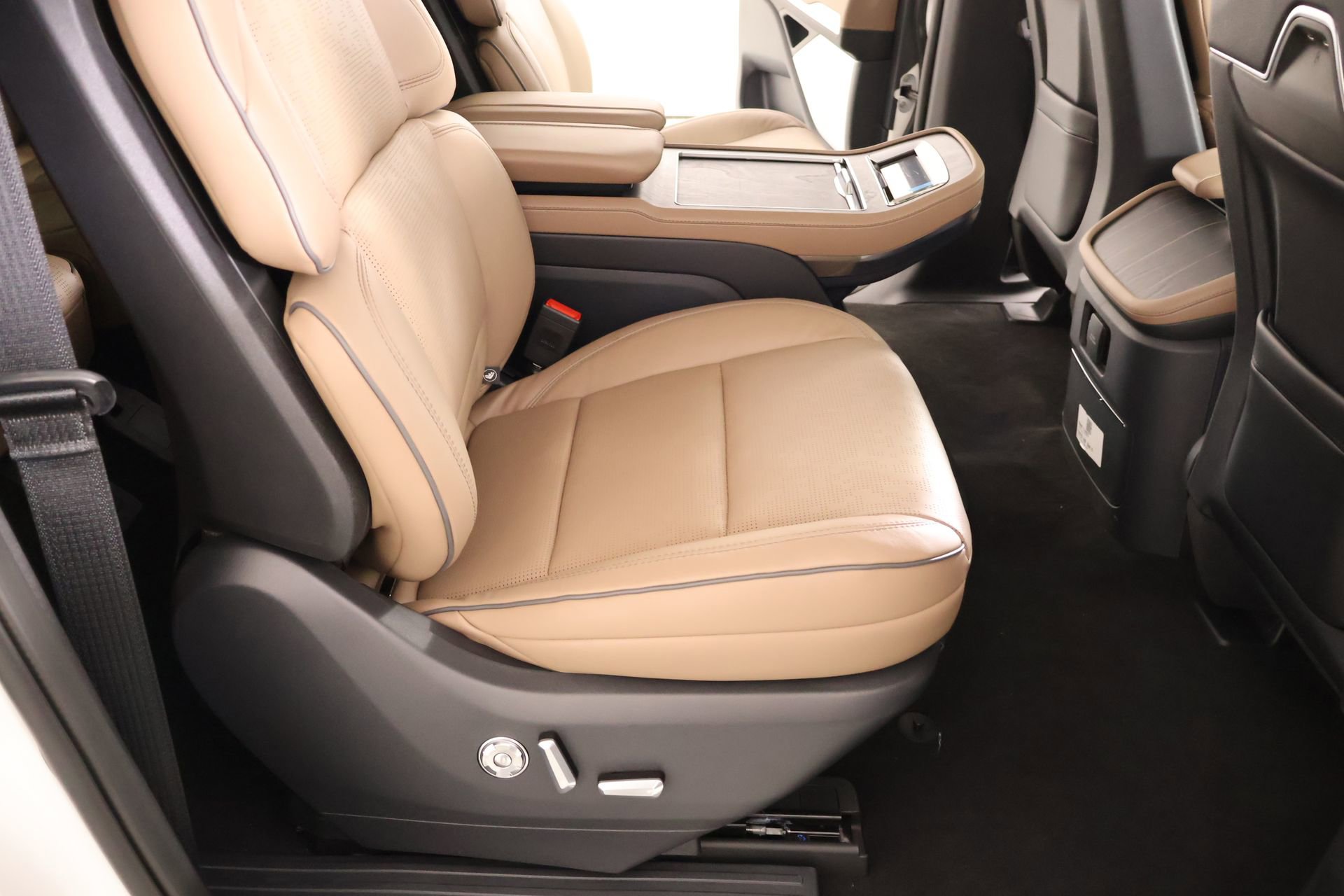 New 2026 Lincoln Navigator L Black Label AWD/4WD image 16