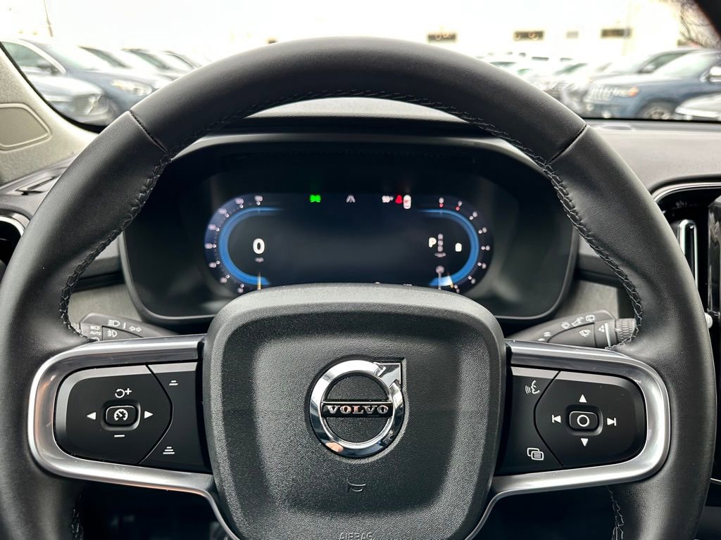 Used 2025 Volvo XC40 B5 Core image 23