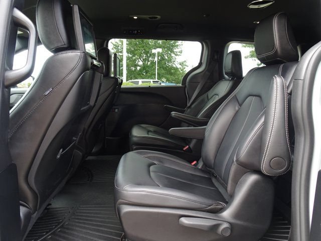 Used 2024 Chrysler Pacifica Limited w/ Uconnect Theater Family Group FWD image 16