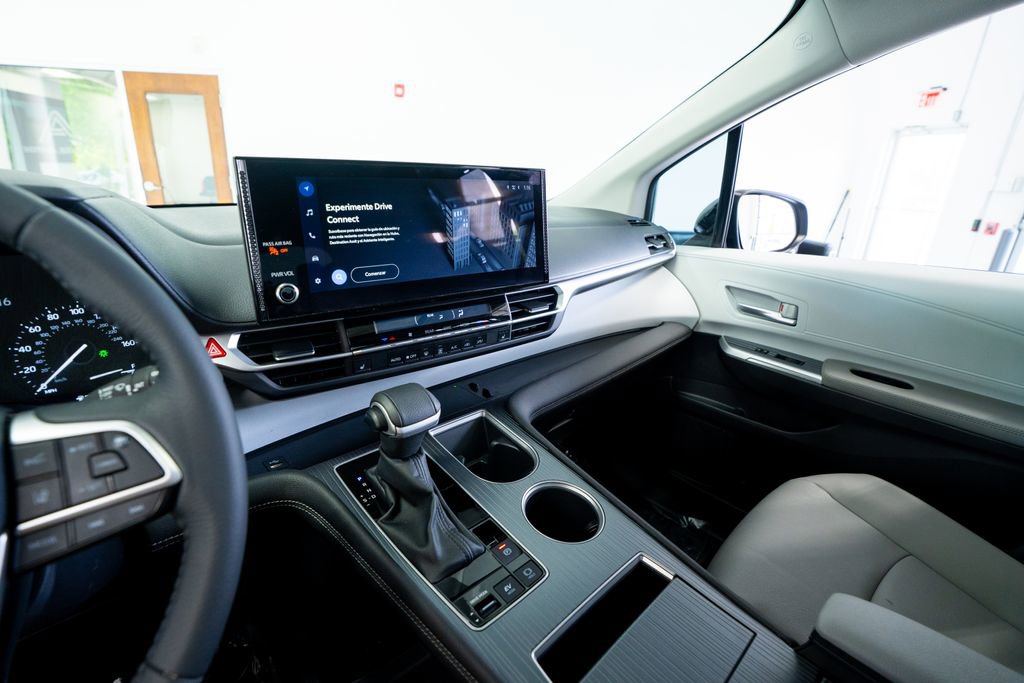 Used 2025 Toyota Sienna XLE image 34