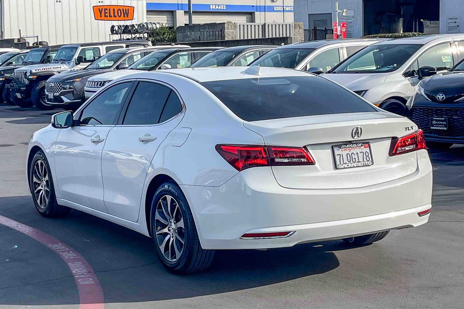 Used 2016 Acura TLX image 2
