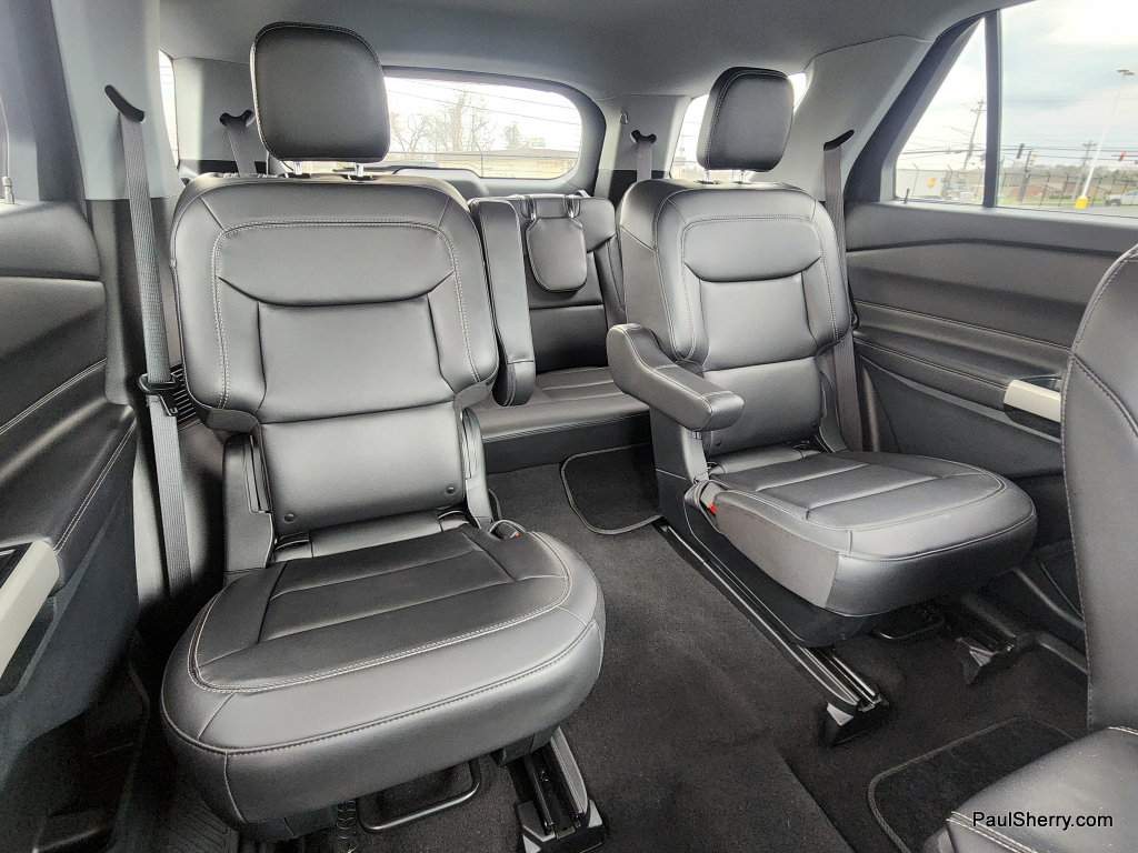 Used 2024 Ford Explorer XLT w/ Equipment Group 202A image 6