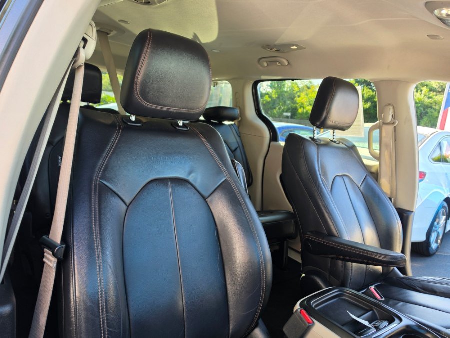 Used 2017 Chrysler Pacifica Touring-L FWD image 42