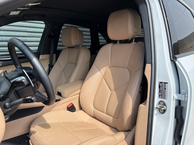 Certified 2025 Porsche Macan image 5