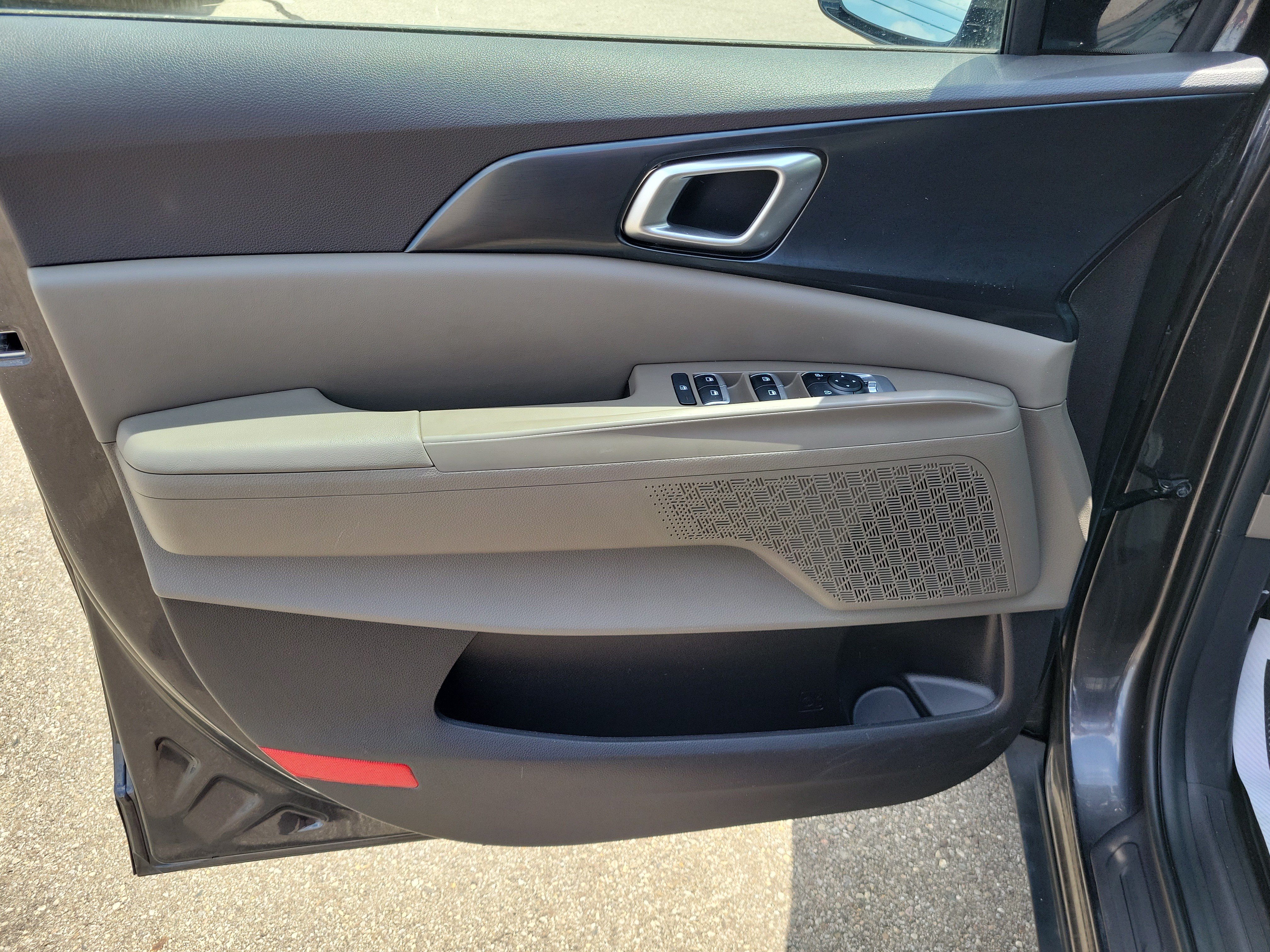 Used 2025 Kia Carnival FWD image 17