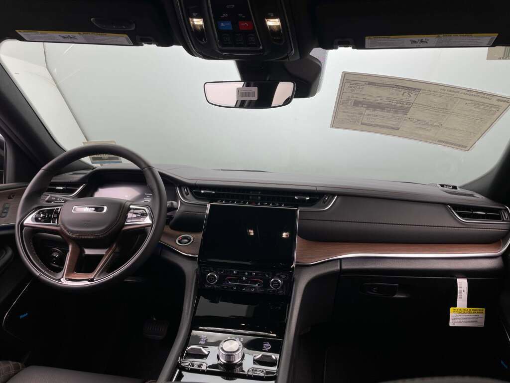 New 2025 Jeep Grand Cherokee L Summit w/ Luxury Tech Group V image 19