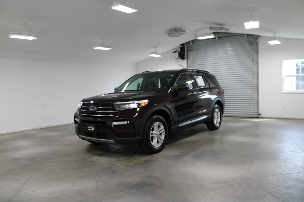 Used 2023 Ford Explorer XLT w/ Equipment Group 202A AWD/4WD image 4