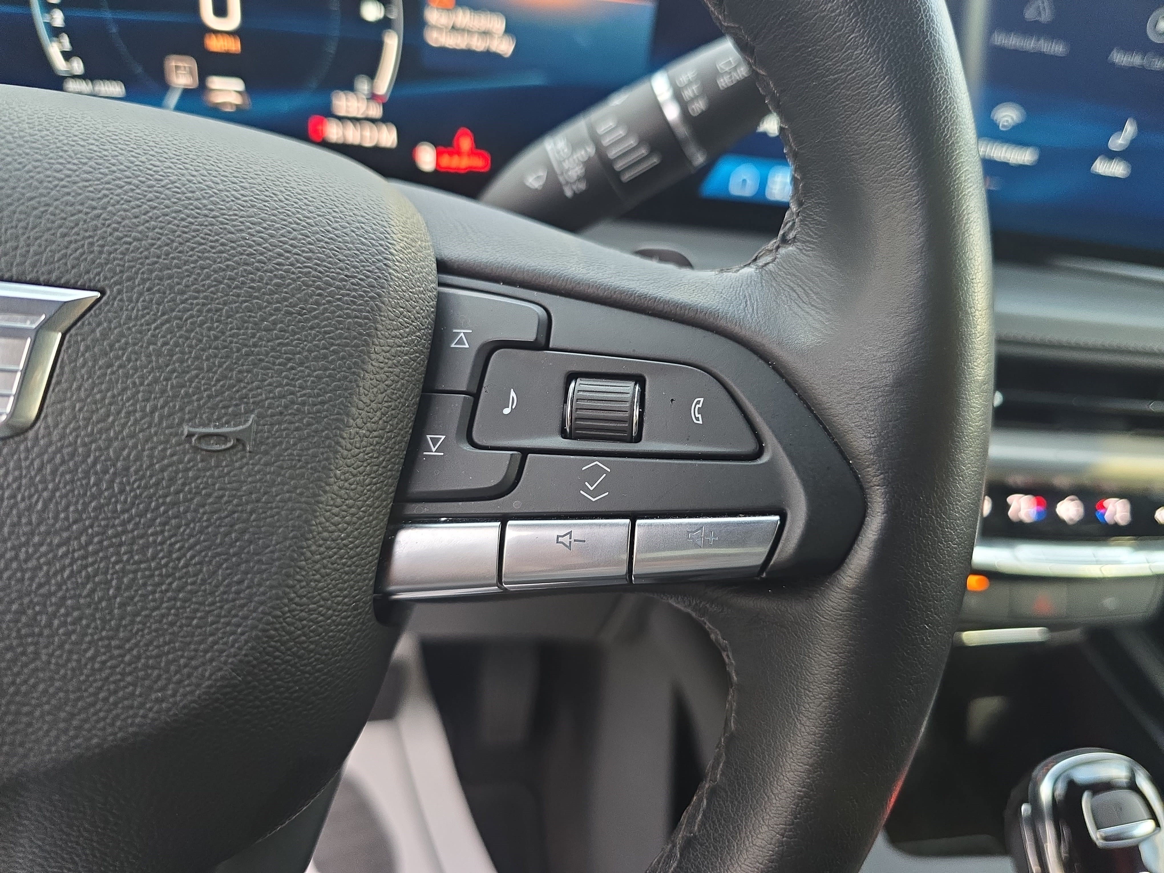 Used 2025 Cadillac XT4 Premium Luxury FWD image 18