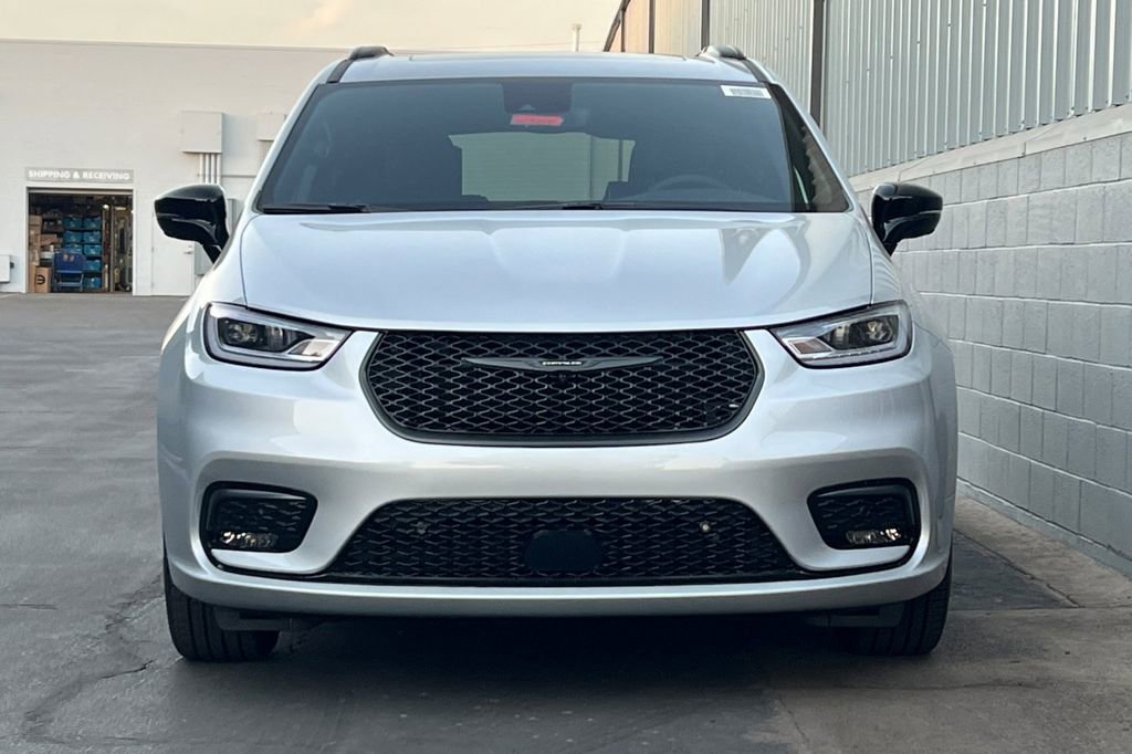 New 2026 Chrysler Pacifica Limited w/ Uconnect Theater Family Group image 9