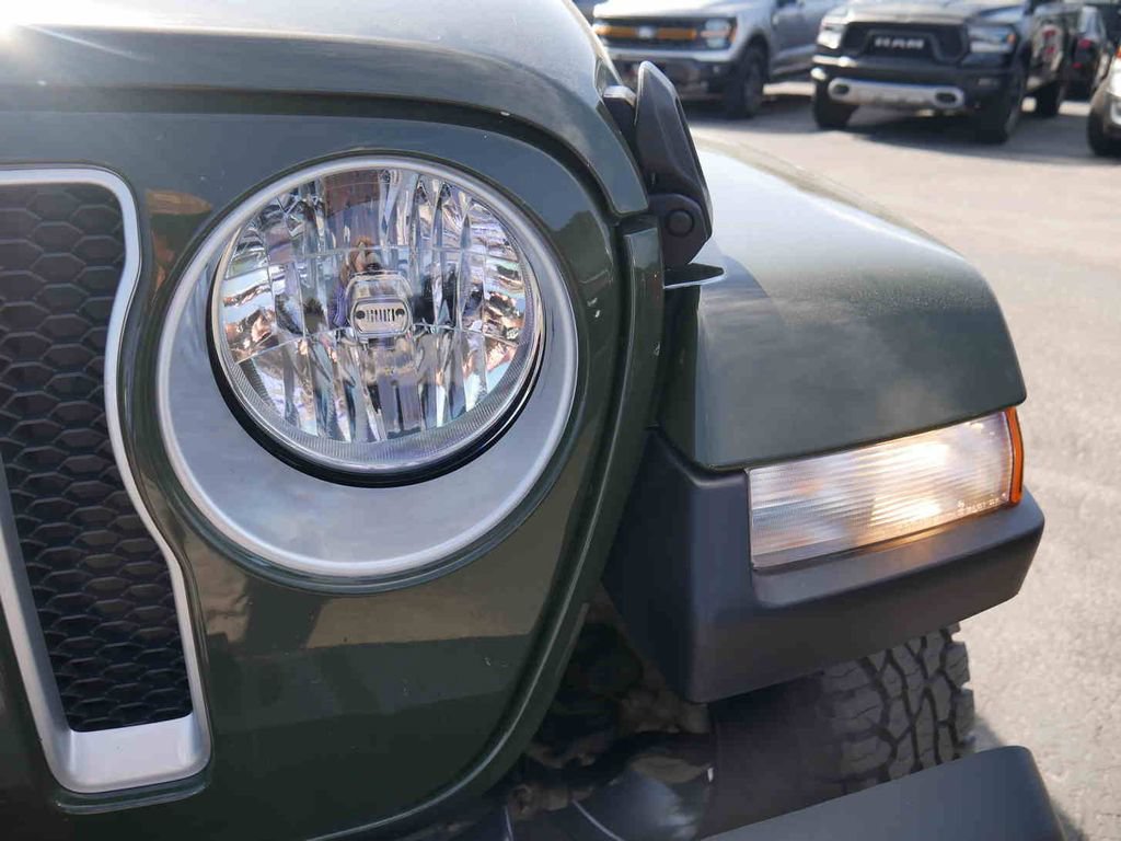 Used 2023 Jeep Wrangler Unlimited Sahara AWD/4WD image 25