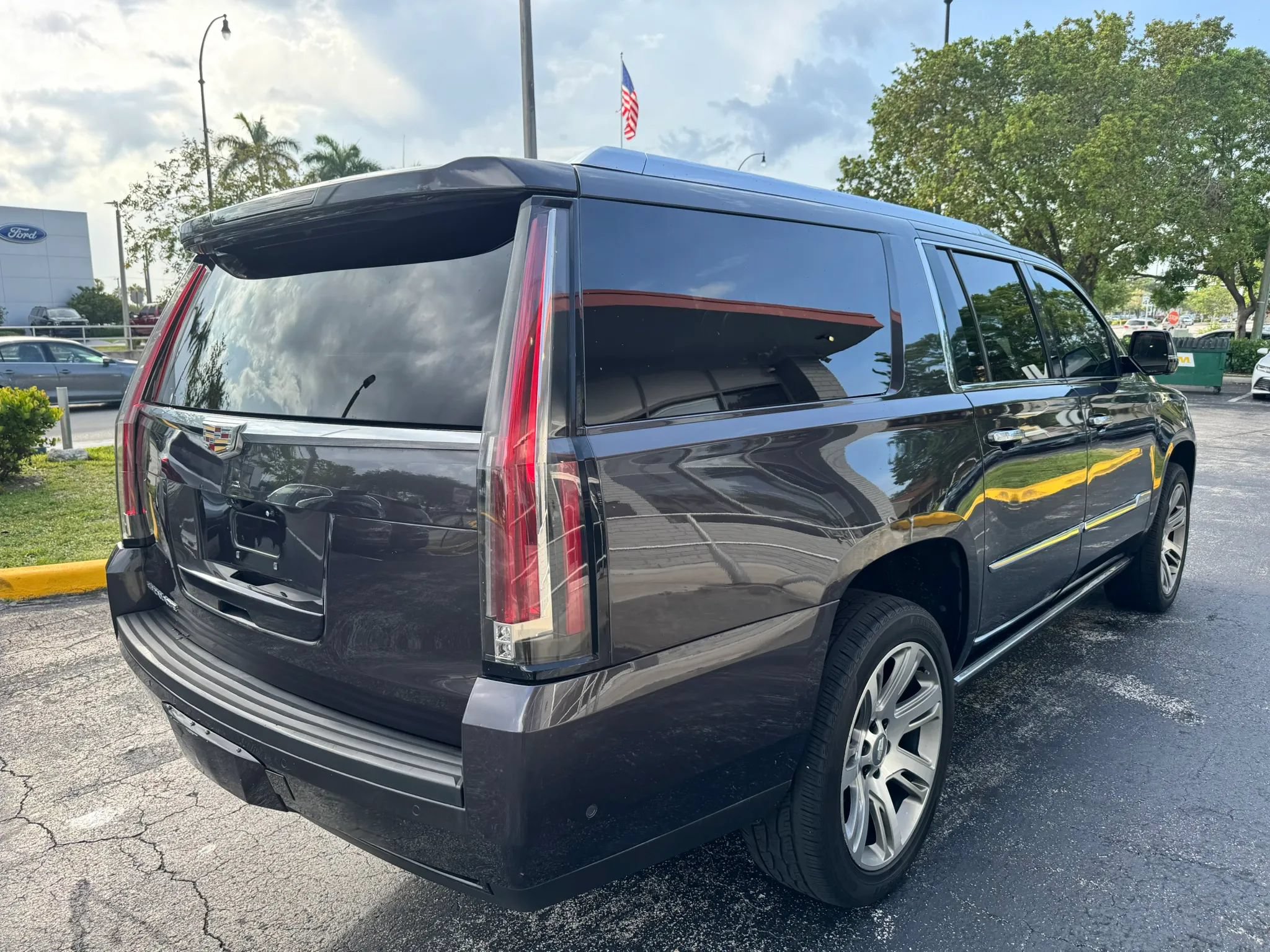 Used 2017 Cadillac Escalade ESV Premium Luxury AWD/4WD image 5