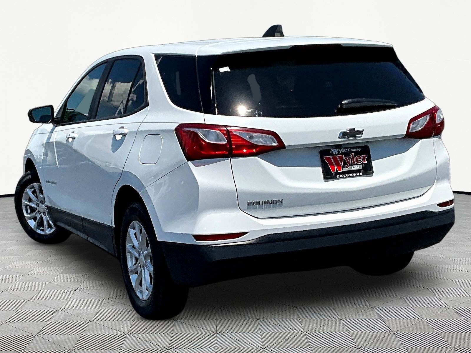 Used 2021 Chevrolet Equinox LS w/ LS Convenience Package FWD image 4