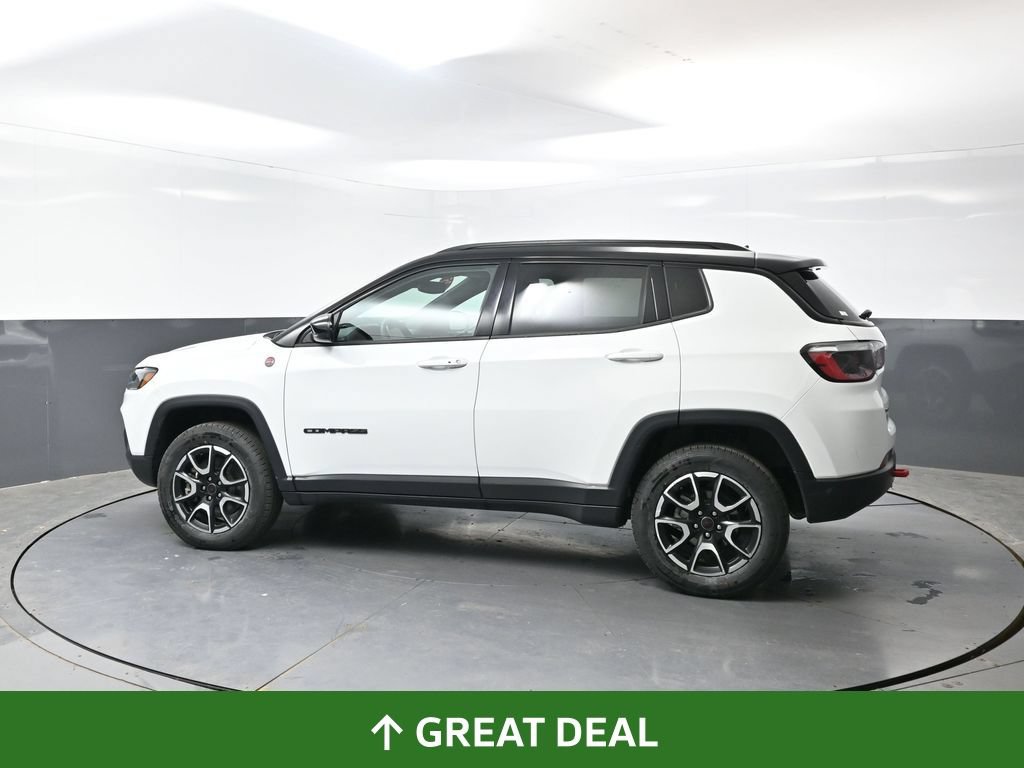 Used 2025 Jeep Compass Trailhawk AWD/4WD image 11