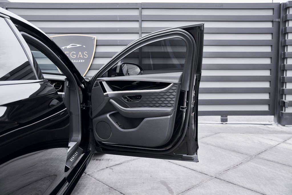 Used 2025 Bentley Flying Spur Plug-In Hybrid image 23