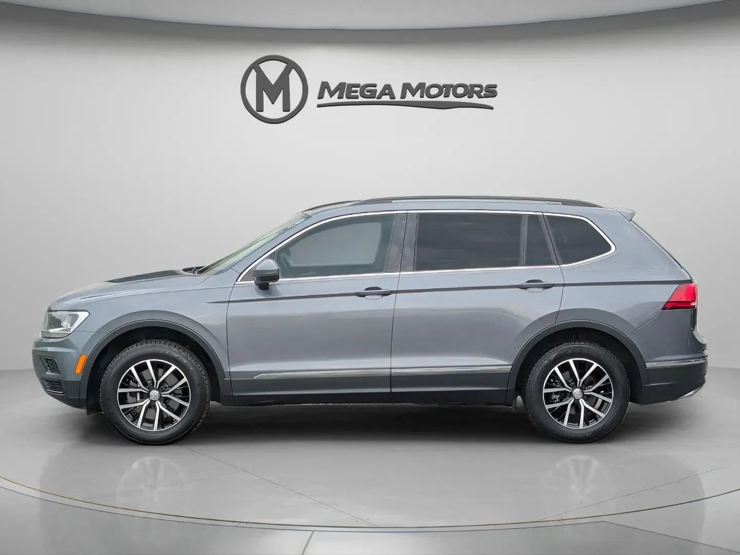 Used 2021 Volkswagen Tiguan SE FWD image 3