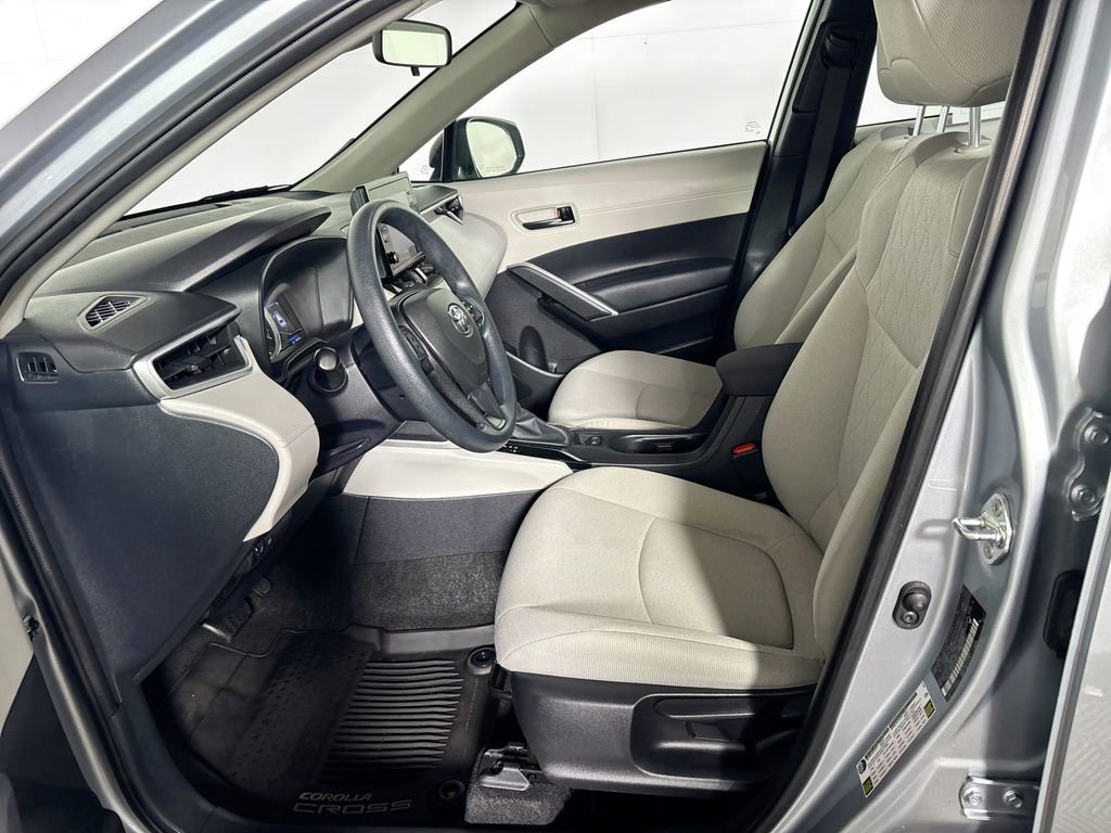 Used 2022 Toyota Corolla Cross L image 11
