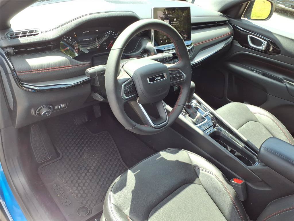 Used 2025 Jeep Compass Trailhawk AWD/4WD image 3
