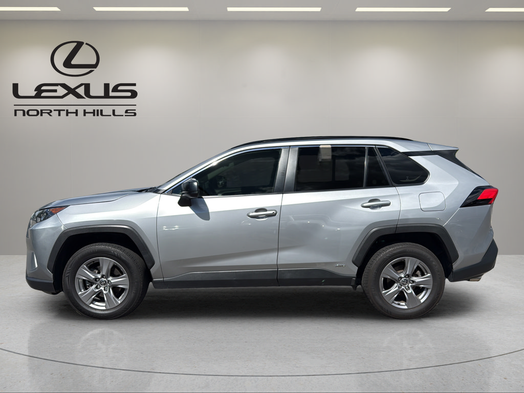 Used 2022 Toyota RAV4 LE AWD/4WD image 9