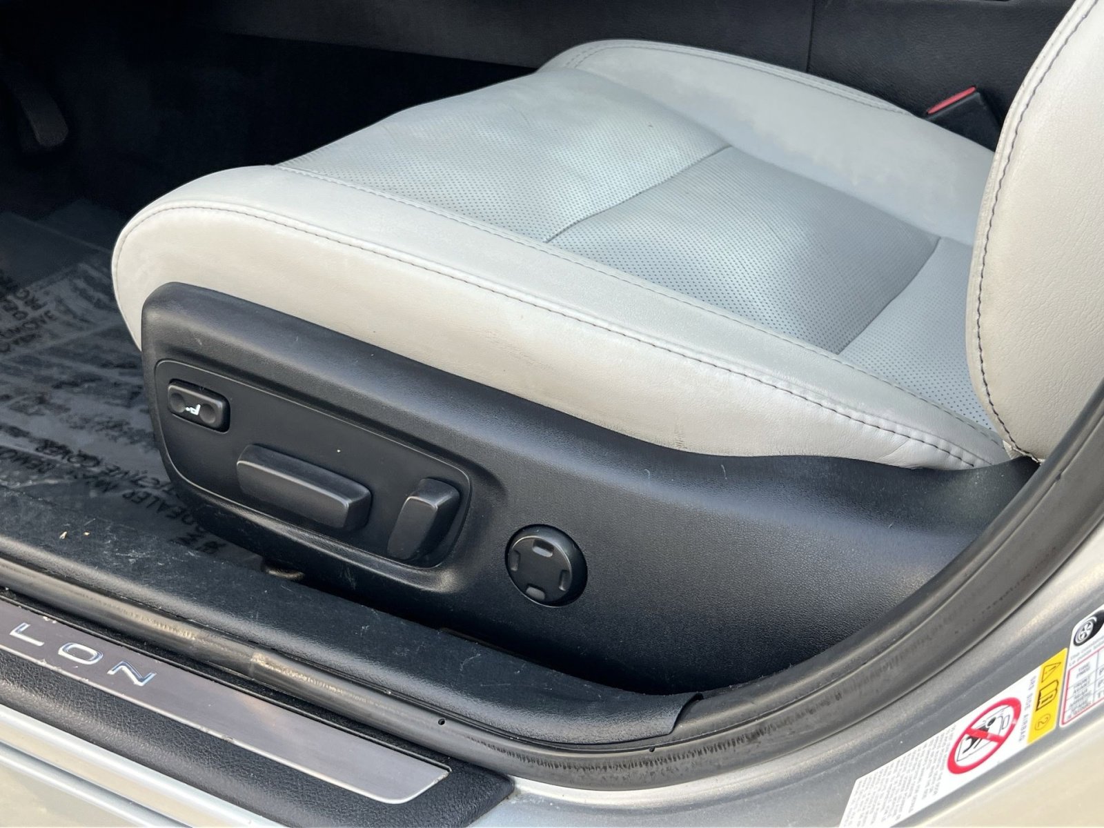 Used 2018 Toyota Avalon Limited w/ All Weather Liner Package image 12