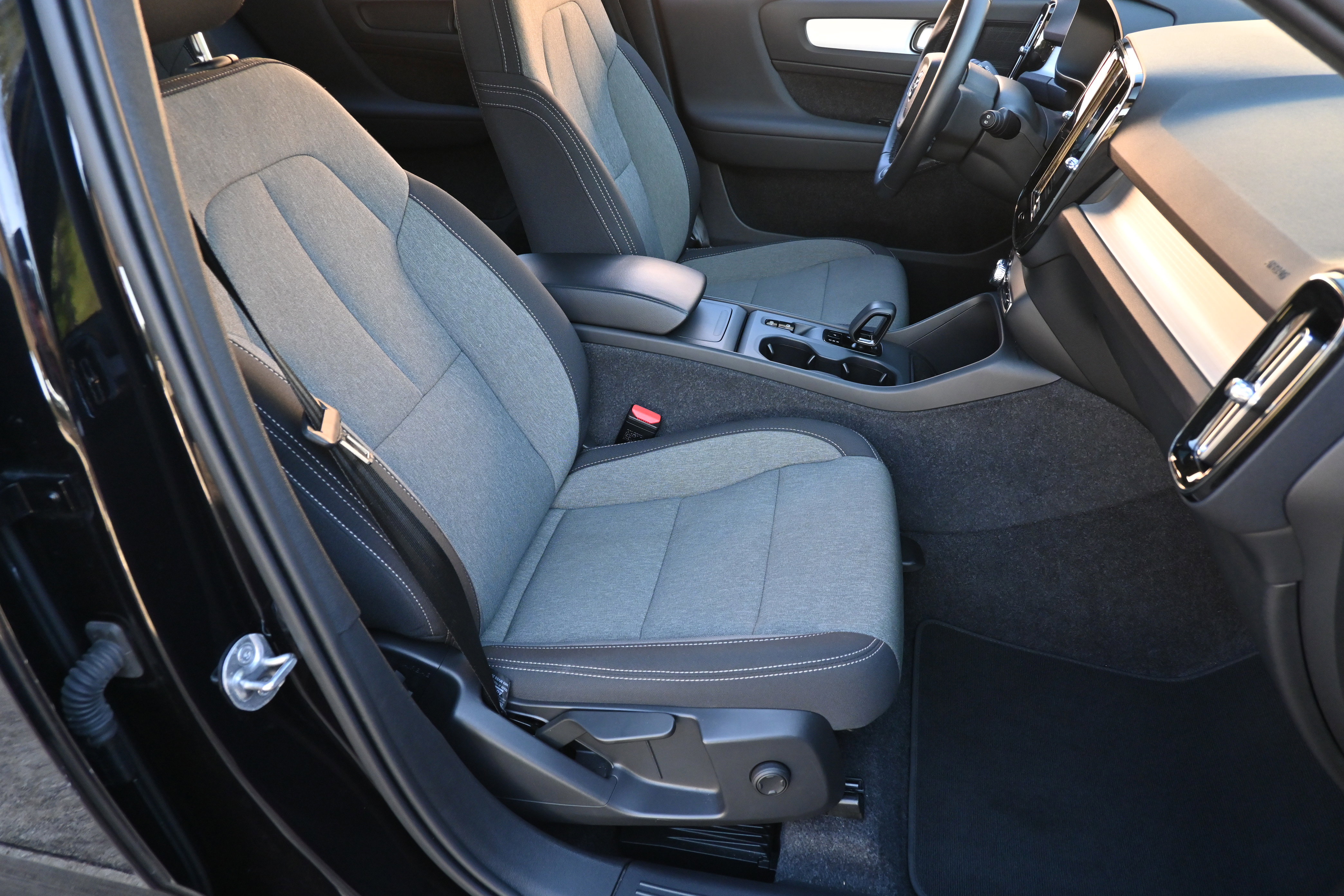 Used 2025 Volvo XC40 B5 Core image 22