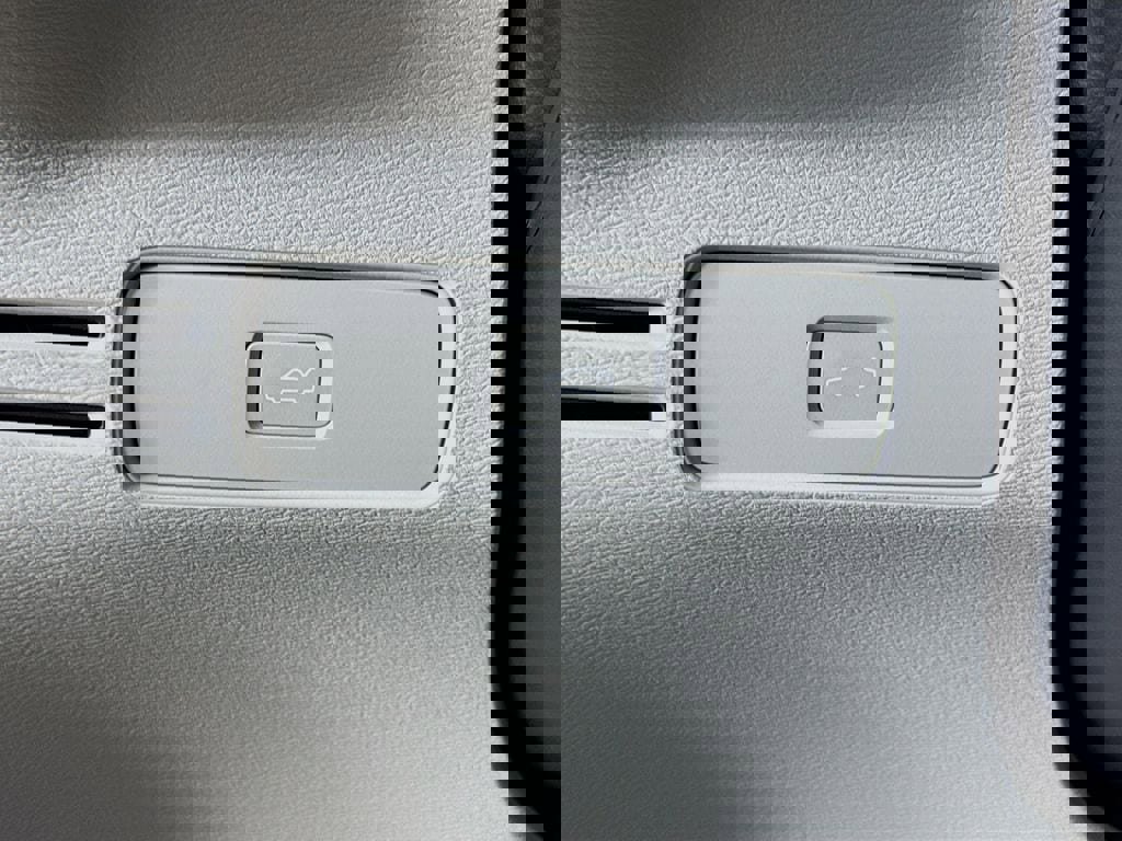 Certified 2026 Volvo XC40 B5 Ultra w/ Climate Package image 10