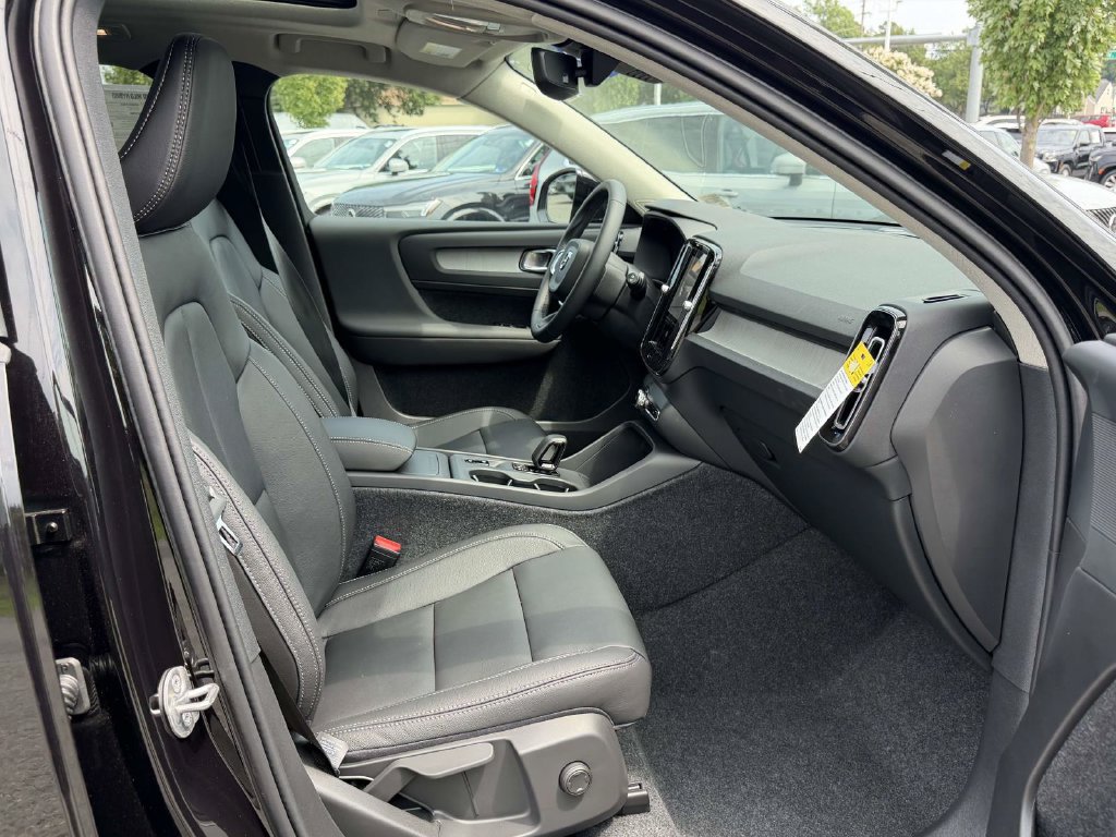 New 2026 Volvo XC40 B4 Core w/ Protection Package FWD image 11