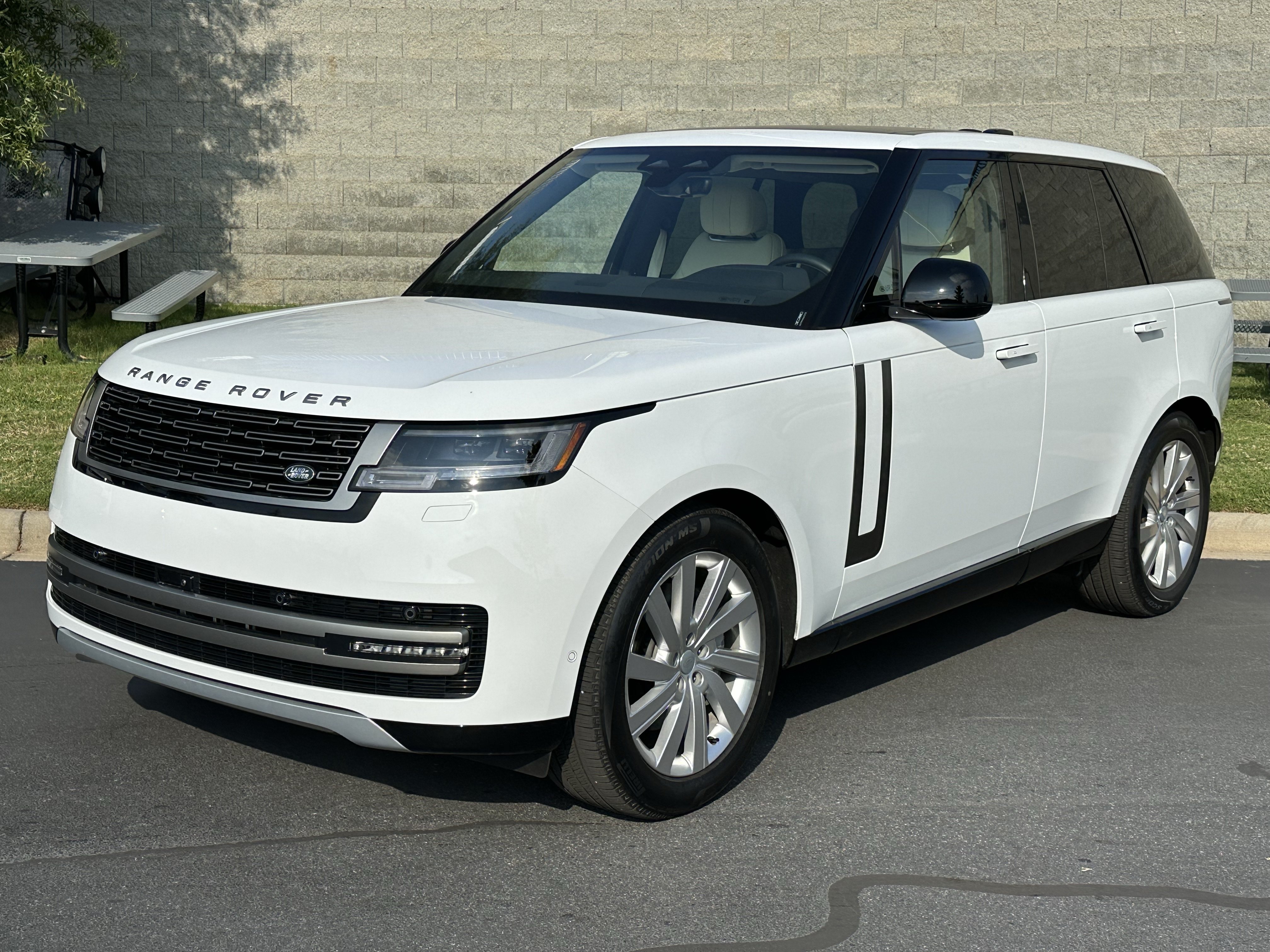 Used 2025 Land Rover Range Rover SE