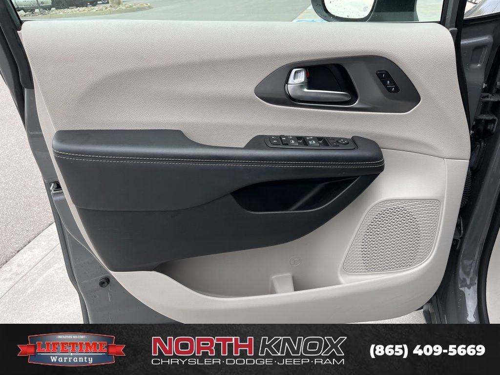 Used 2023 Chrysler Pacifica Touring-L image 5