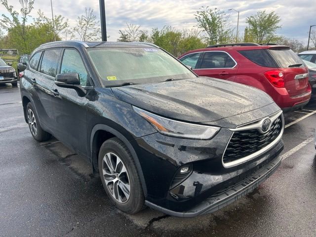 Used 2021 Toyota Highlander XLE AWD/4WD image 3