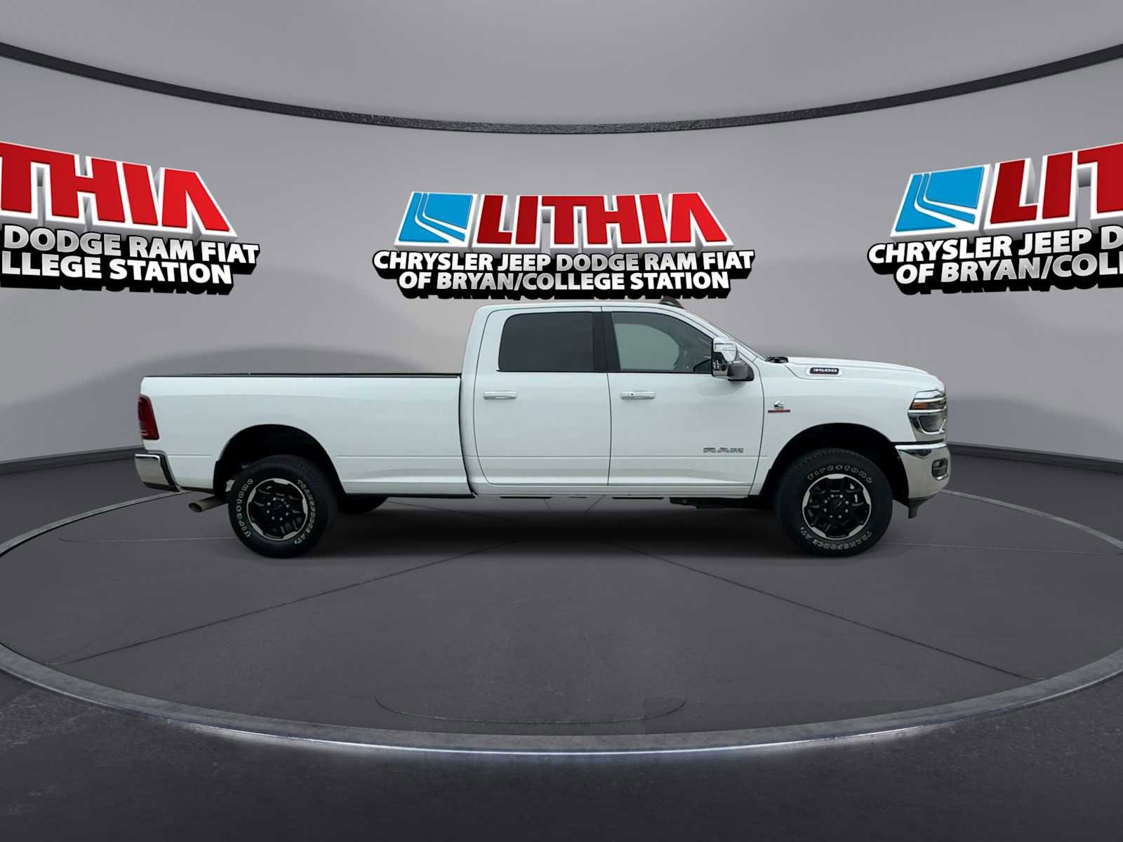 Used 2025 RAM 3500 Laramie AWD/4WD image 9