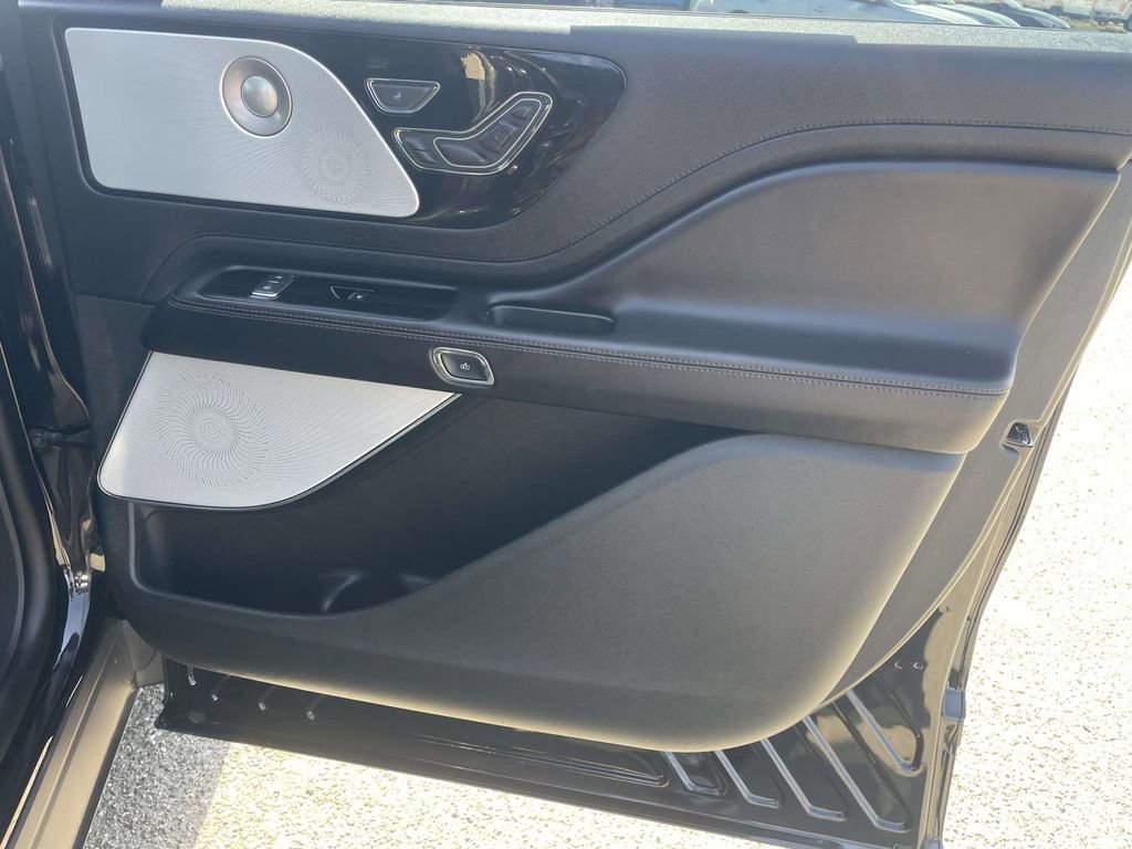 Used 2023 Lincoln Aviator Reserve w/ Equipment Group 201A image 26