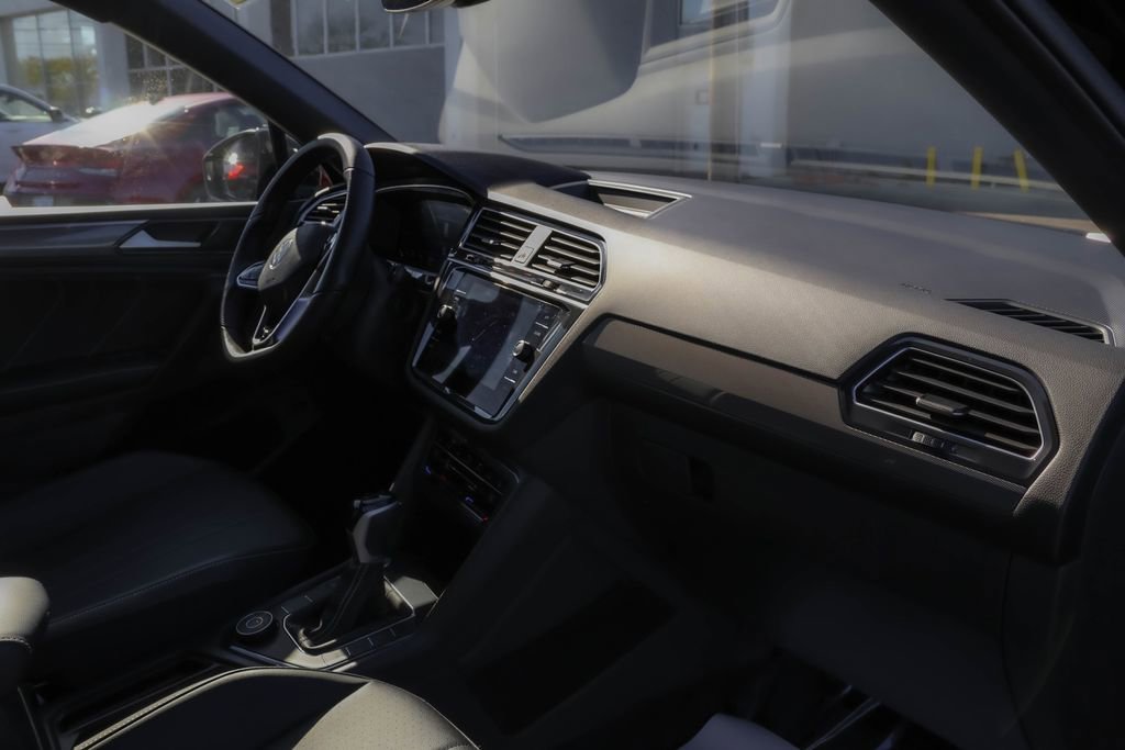 Used 2024 Volkswagen Tiguan SE R-Line image 35