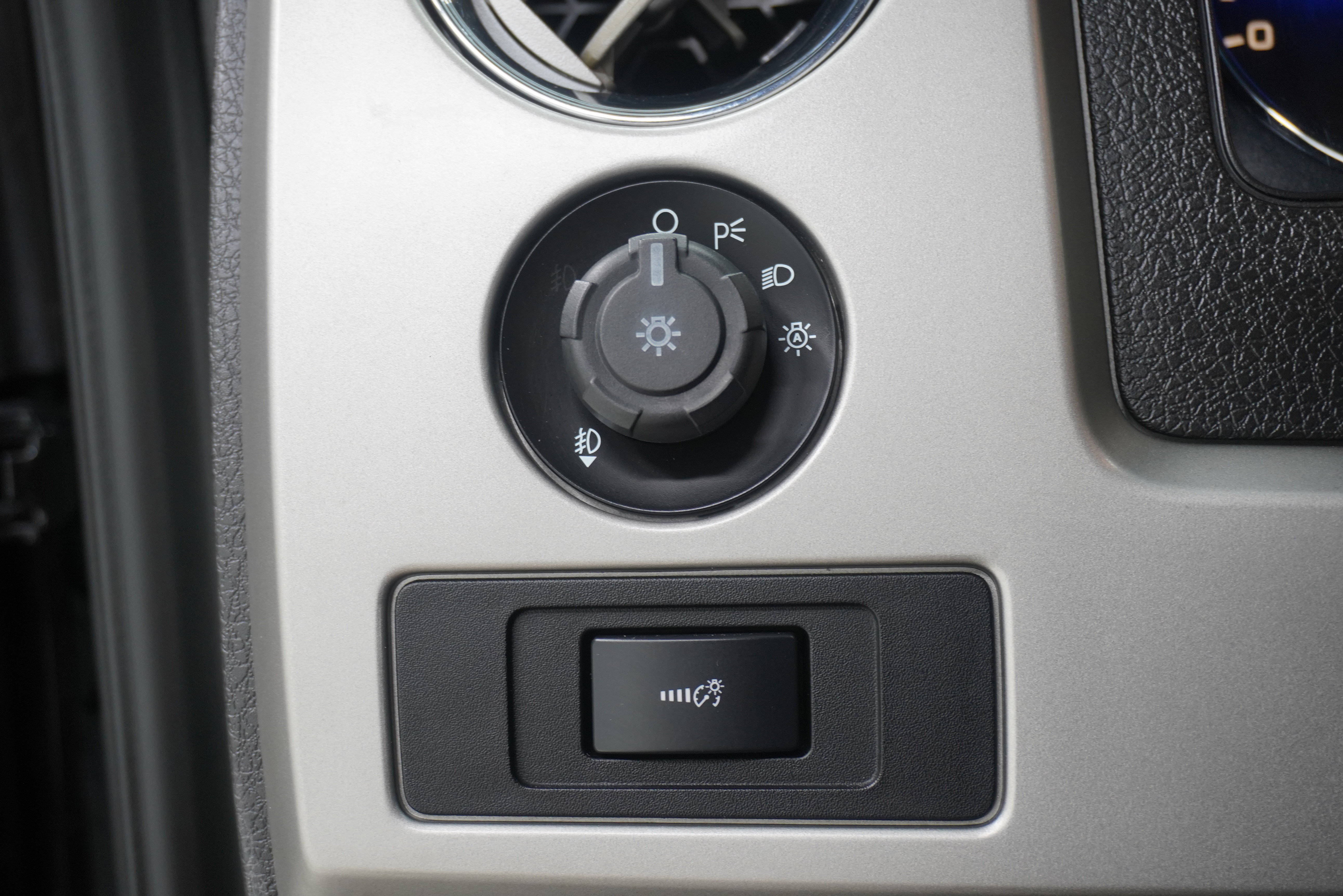 Used 2014 Ford F150 King Ranch w/ King Ranch Luxury Package AWD/4WD image 27
