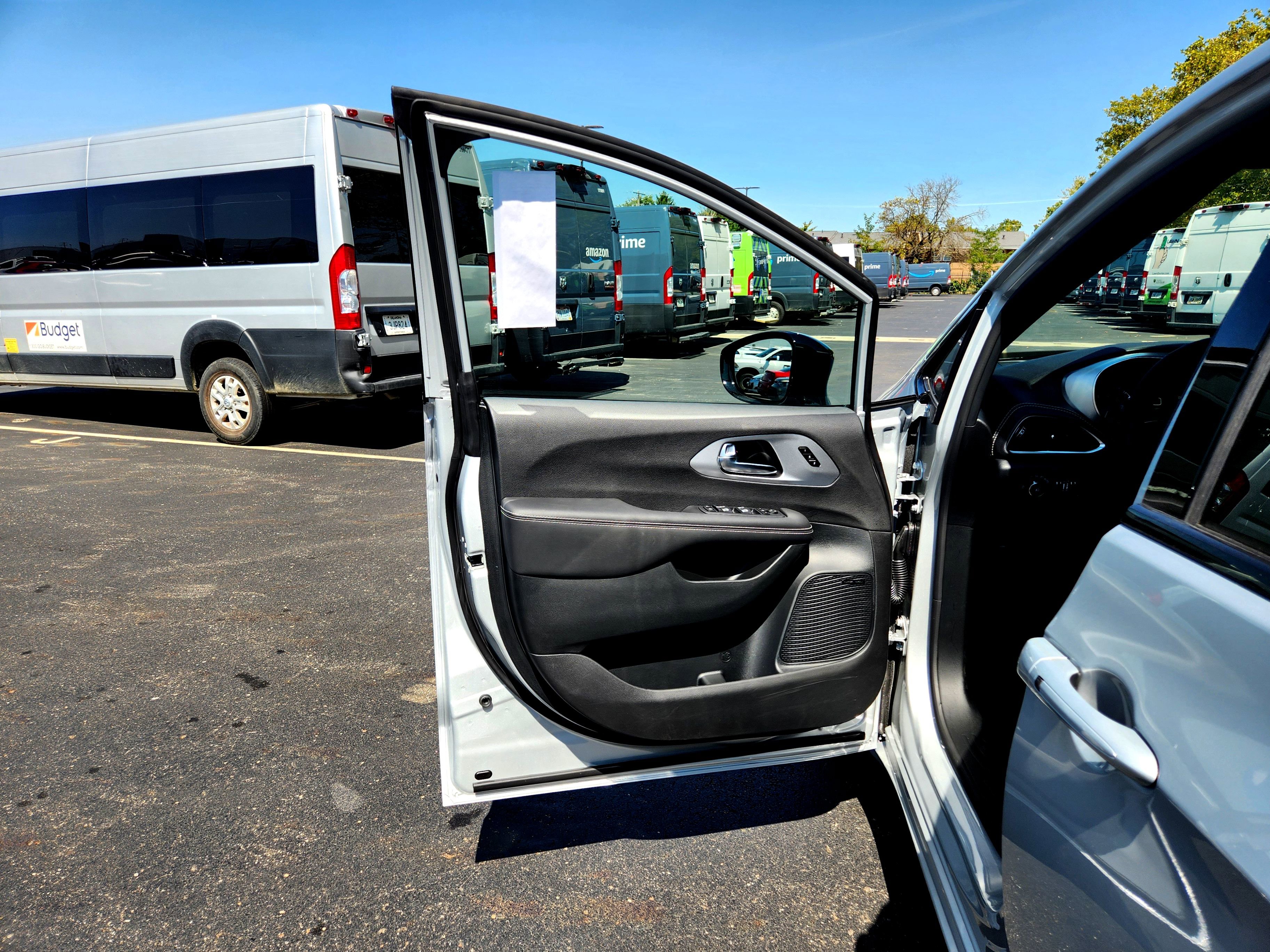 New 2026 Chrysler Pacifica Limited w/ Uconnect Theater Family Group image 13