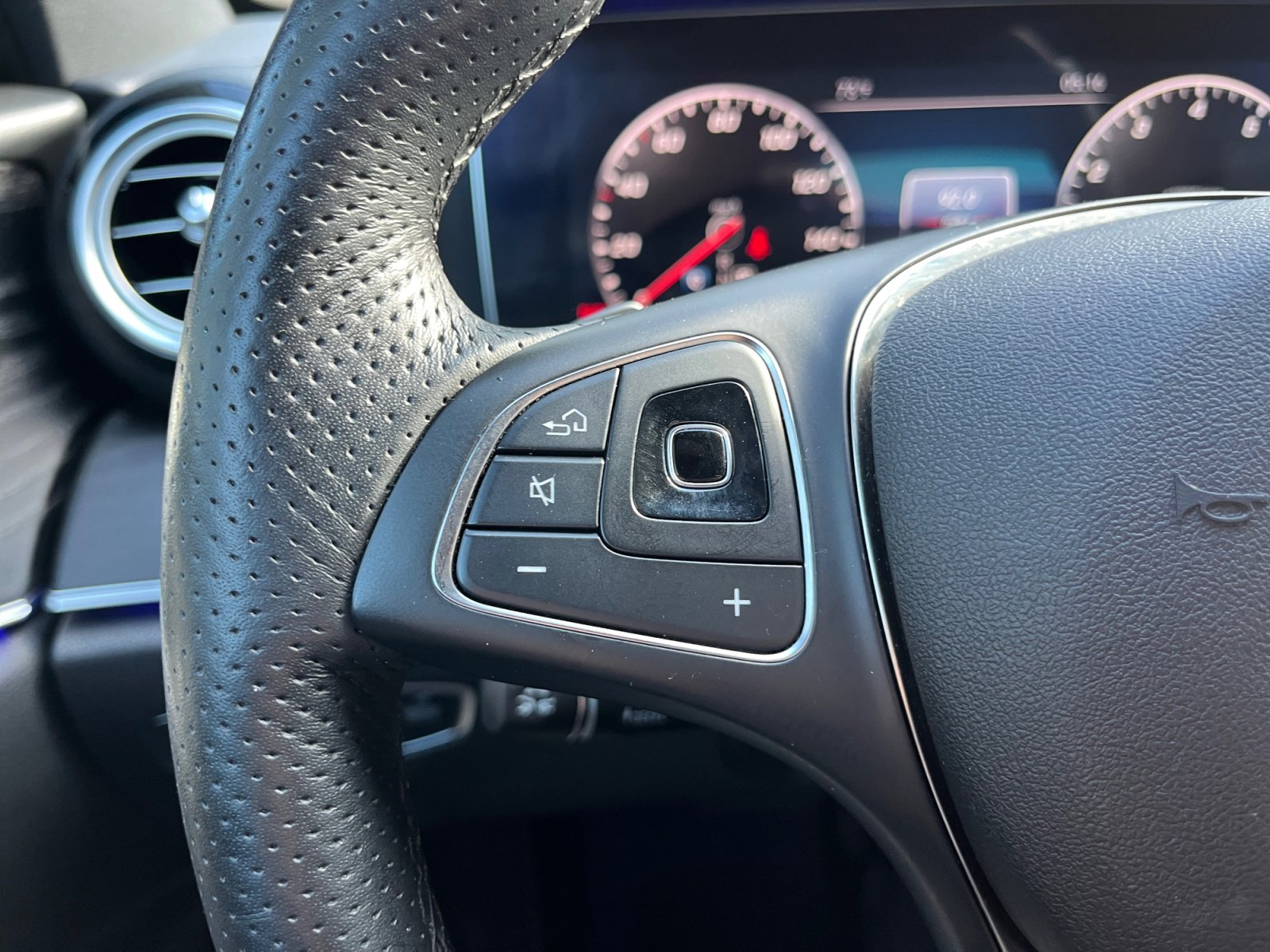 Used 2018 Mercedes-Benz E 300 4MATIC image 17