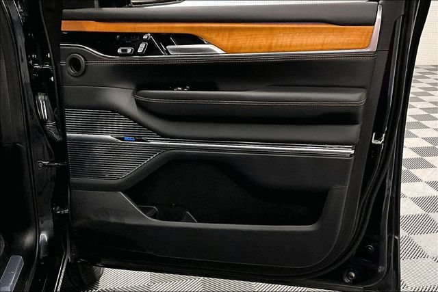 Used 2025 Jeep Grand Wagoneer L Series III w/ Rear-Seat Entertainment Group AWD/4WD image 21